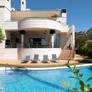 https://beachside-villa-in-puerto-marina-benalmadena.1costadelsol.com